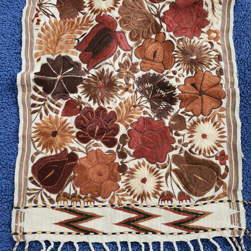Floral Patterned Table Runner - Picture 10 of 10